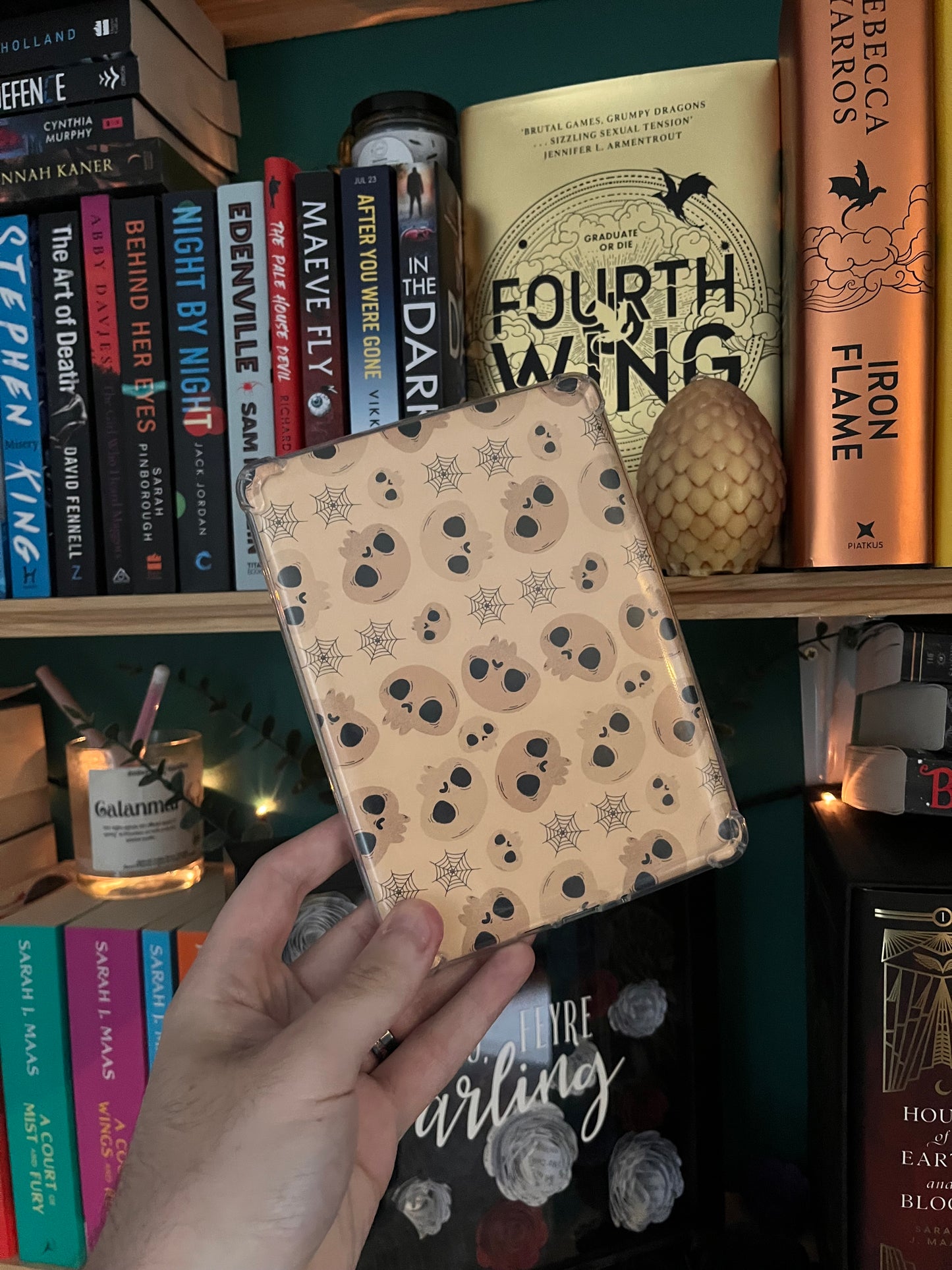 Beige Skulls Kindle Insert